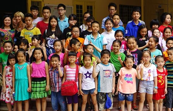 Nos Clients Rendent Visite Et Offrent Des Cadeaux Aux Enfants Défavorisés à La Maison De L'Amitié De Dong Da, Hanoï