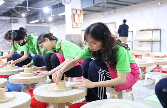 Un Jour De Poterie Avec Enfants Défavorisés à Hanoi, Offert Par ACVN