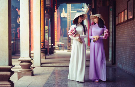 Découvrir La Beauté De Áo Dài, Costume Traditionnel Vietnam