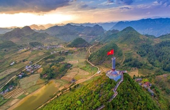 Visitez La Tour Du Drapeau De Lung Cu - Symbole Historique De Ha Giang