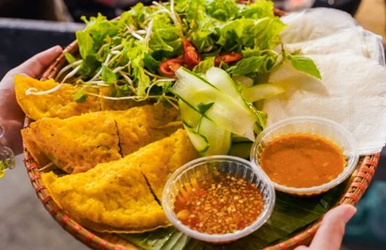 Déguster Bánh Xèo - Crêpe Vietnamienne Incontournable