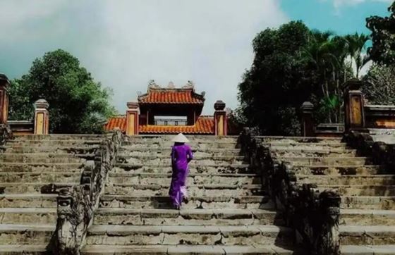 Le Premier Tombeau Royal De Hué : Le Tombeau De Gia Long