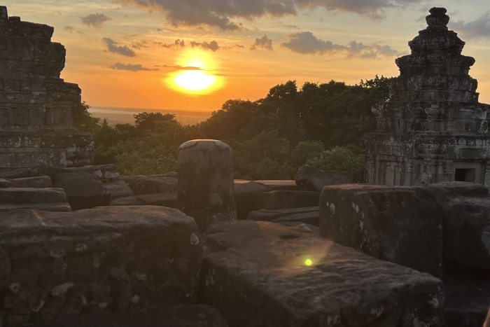 Une semaine au Cambodge, admirez un magnifique coucher de soleil depuis Phnom Bakheng