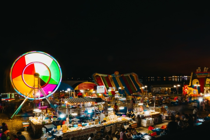 Où visiter au centre Laos en famille ? Les quais du Mékong et le marché de nuit