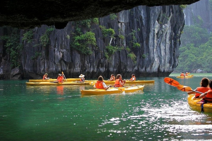 Kayaking entre les pitons calcaires de Halong