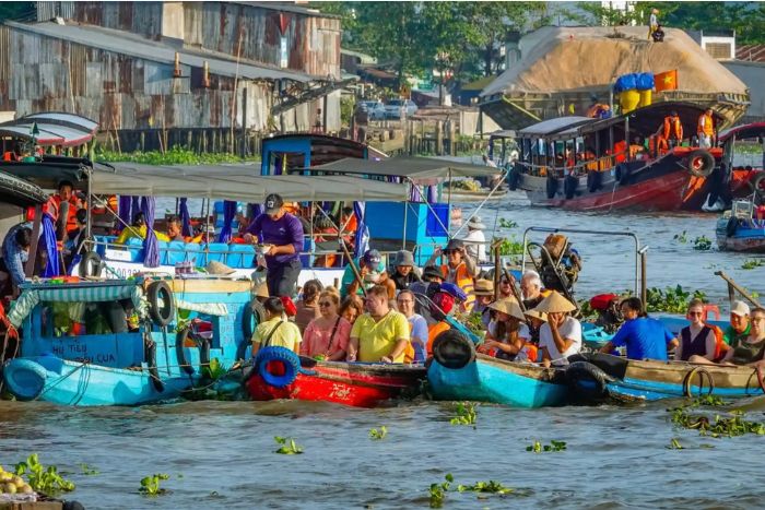 Explorer les marchés flottants au lever du jour est l’une des meilleures choses à faire au delta Mékong