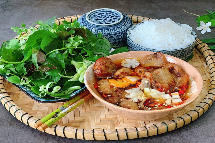 Ne manquez pas de goûter au bun cha lors de votre food tour Hanoi
