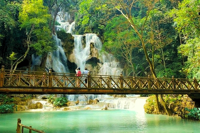 Eaux turquoise des cascades de Kuang Si, symbole d’un voyage au soleil au Laos