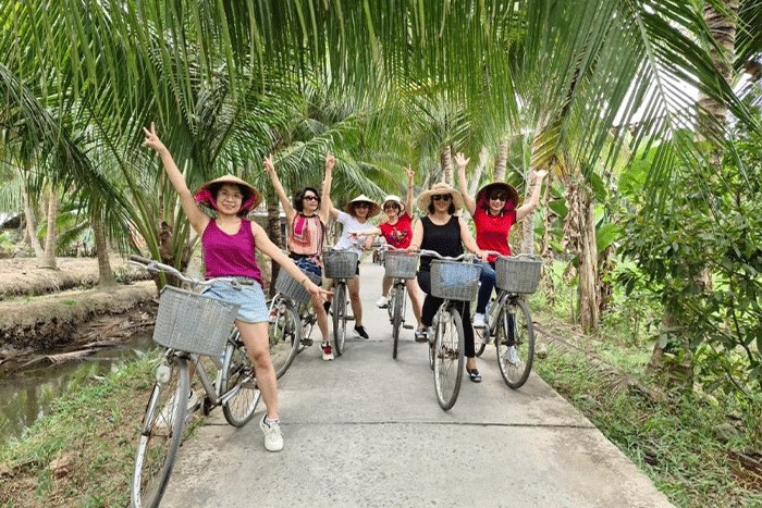 Faire du vélo à travers la campagne paisible