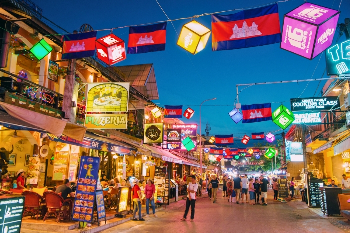 Flâner dans les rues animées de Siem Reap le soir