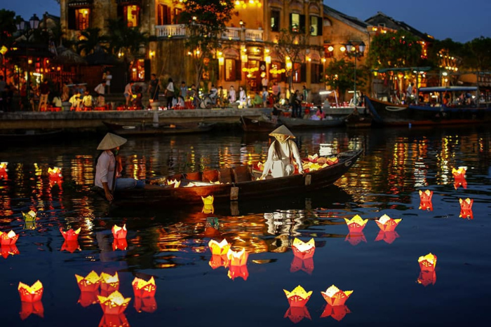 Votre voyage à Hoi An ne sera pas complet sans le lâcher de lanternes flottantes sur la rivière Hoai