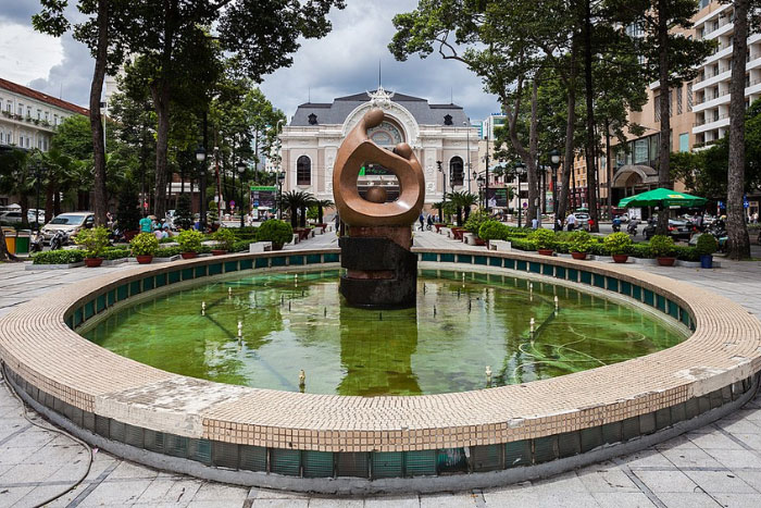 L'ancienne statue nomme 