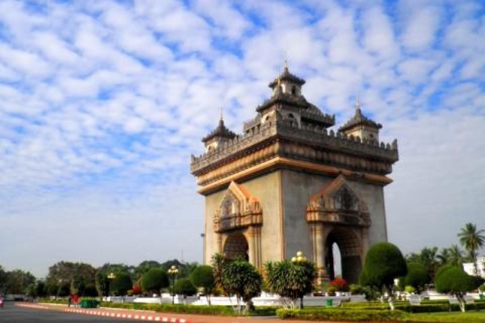Patuxai sous le ciel clair - Un repère pour partir au Laos en janvier