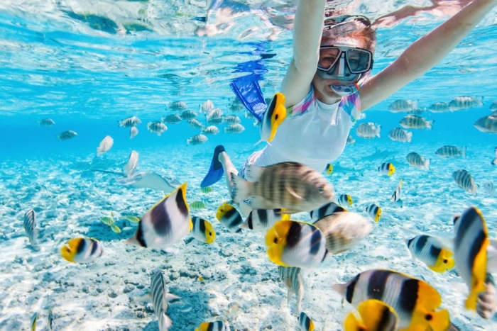 Faire du snorkeling à Koh Phang Nga, une des meilleures activités pour enfants au sud Thaïlande