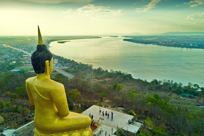 Perspective ouverte sur Pakse depuis la colline de Wat Phou Salao