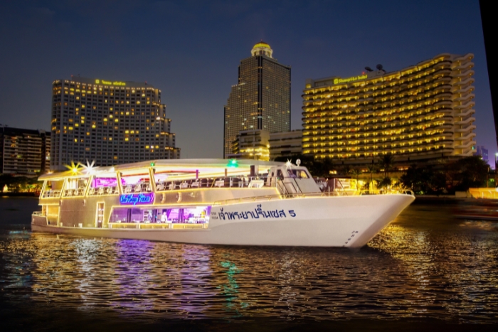 Croisière romantique sur le Chao Phraya : une activité incontournable de la vie nocturne à Bangkok