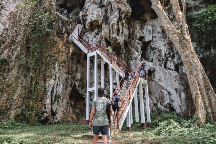 Découvrir la grotte de Phathok lors d’un voyage seule femme au Laos : un moment fort des 21 jours au Laos