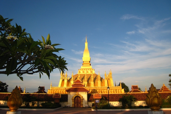 Janvier au Laos – Le stupa doré de That Luang, une pause sereine pendant un voyage seule femme au Laos