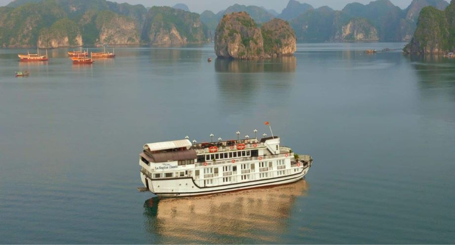 La croisière La Regina Classic dans la baie de Bai Tu Long 