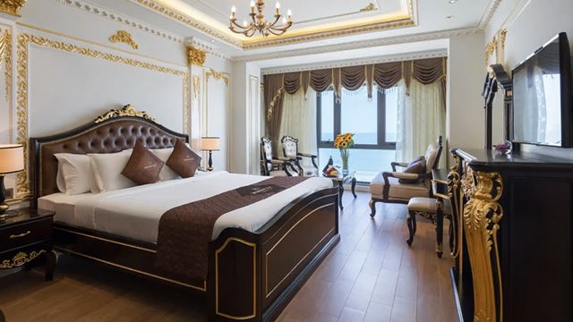 Da Nang Monarque Hotel (piscine, face de la plage)