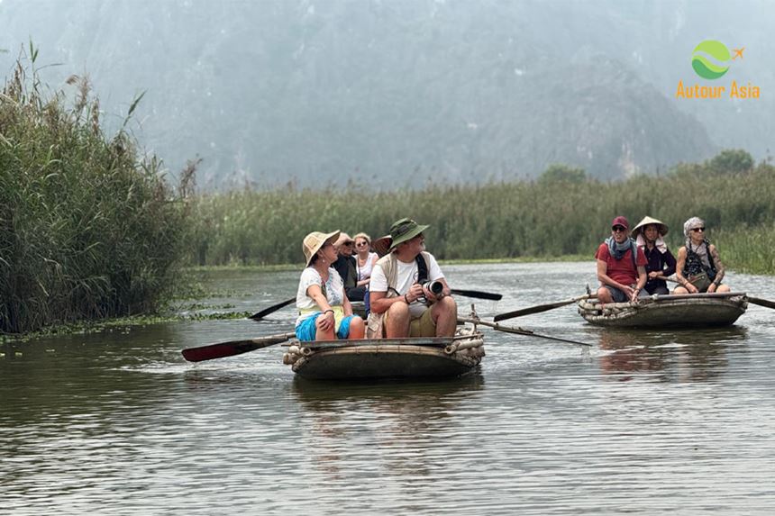Excursion en bateau à travers les paysages de Ninh Bình