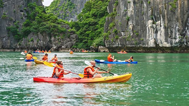 Kayak à la baie dHalong, Vietnam
