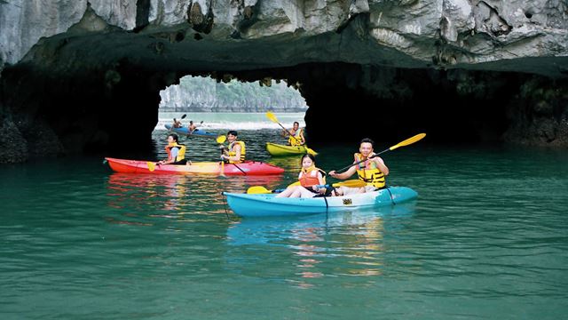 Kayak à la baie dHalong, Vietnam