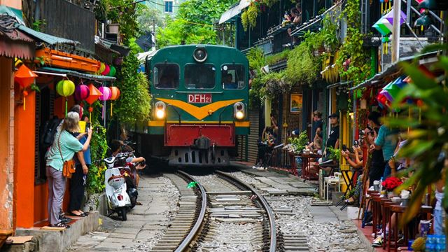 Le train traverse le centre dHanoï