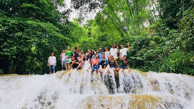 Au fil de leau à la chute Hieu Pu Luong