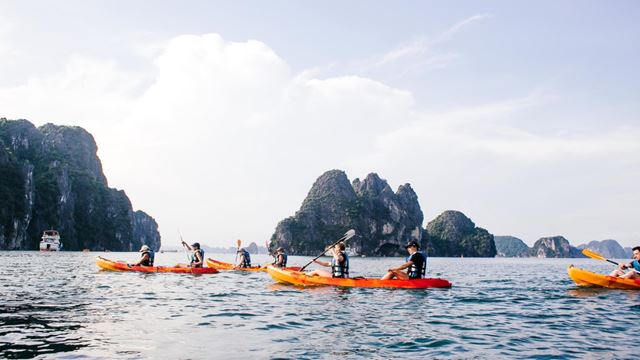 Faire du kayak dans la baie dHalong
