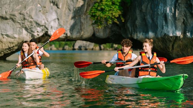 Kayak dans la baie dHalong