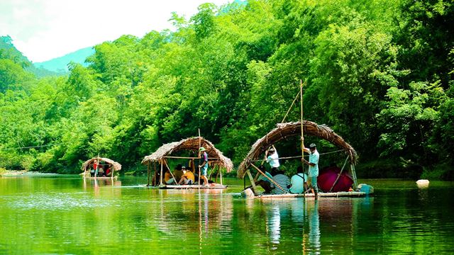Balade en radeau sur la rivière Cham à Pu Luong