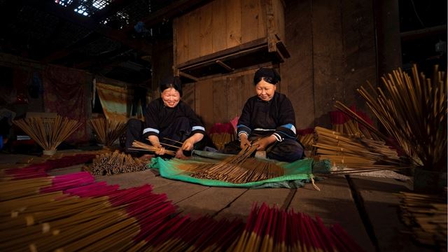 Immersion dans le village dencens de Phia Thap
